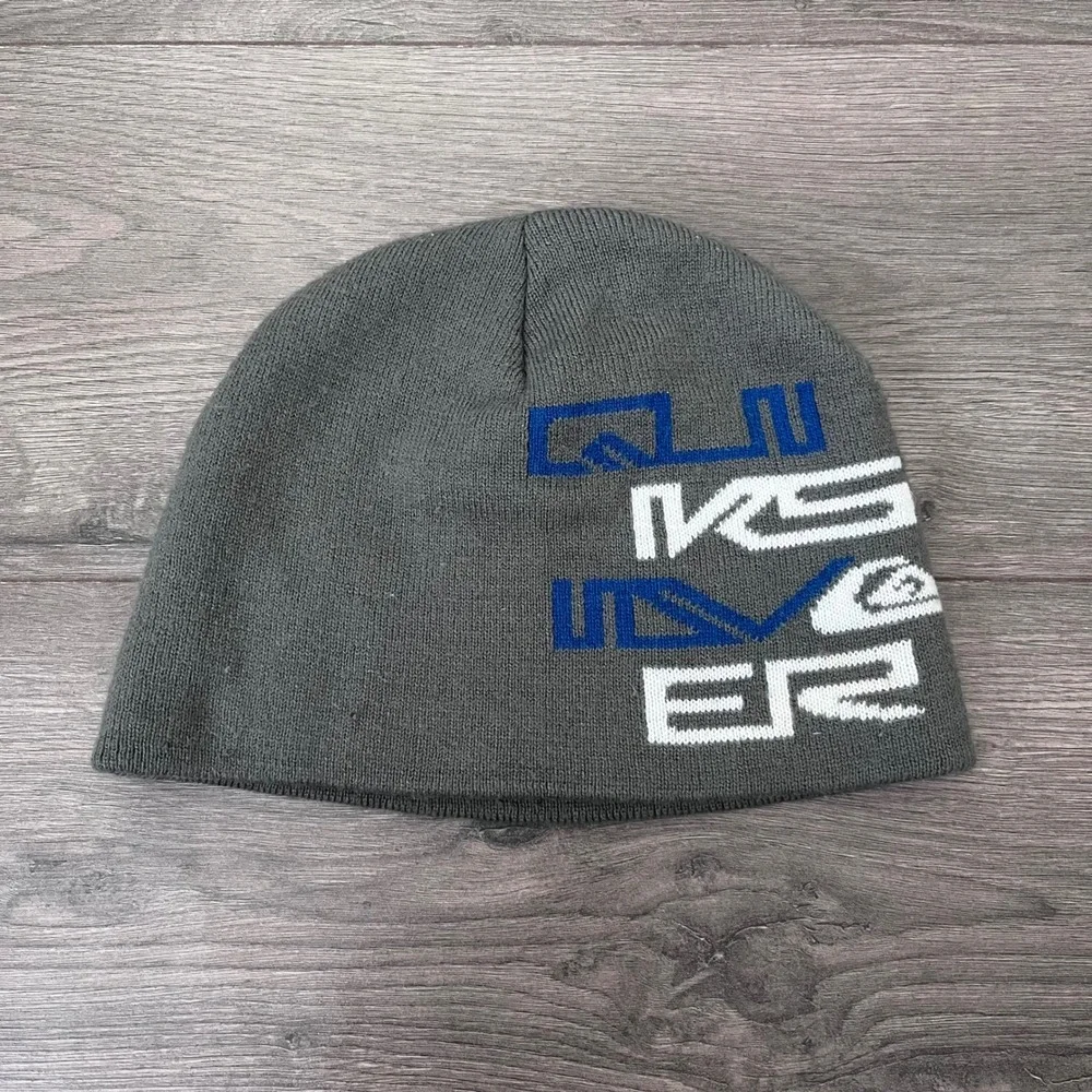 Quiksilver Mens Gray Knit Beanie Graphic Logo Surf Skate Snow Winter Hat